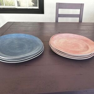 8 Large Plastic Dinner Plates in Pink and Blue